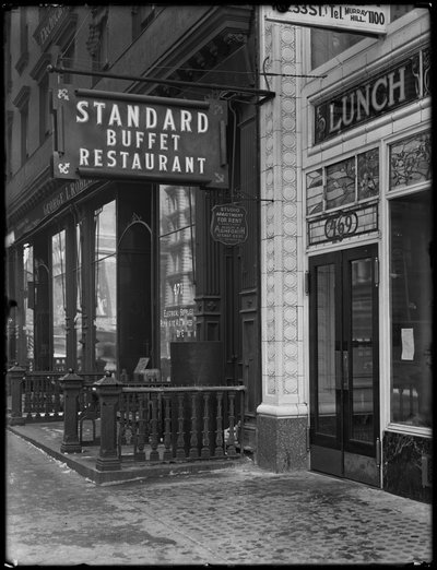Schild für Standard Buffet Restaurant, Fourth Avenue zwischen E. 31st und 32nd Streets, New York City, 6. Februar 1917 von William Davis Hassler