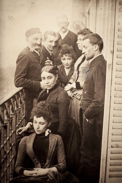Die Familie Claudel, Jessie Lipscomb, Ferdinand de Massary und sein Vater auf dem Balkon der Wohnung am Boulevard de Port Royal 31. (Im Vordergrund: Louise (geb. 1866), hinter ihr Madame Claudel (geb. Louise Athanaise Brains 1840) und Camille (1864- von William Elborne
