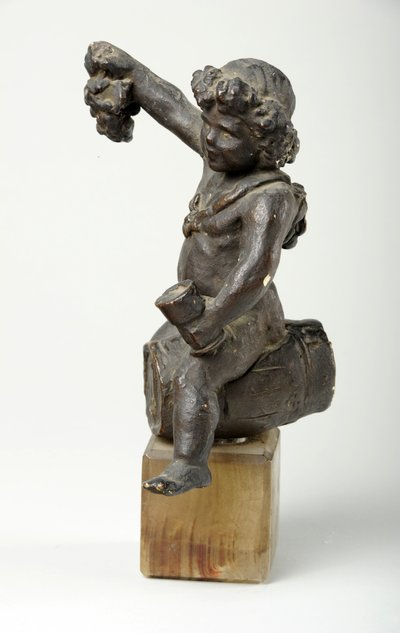 Putto auf einem Weinfass (bemalter Gips) von William Hamo Thornycroft