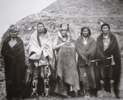 Pawnee-Leute vor einer Stammes-Erdehütte, ca. 1869 von William Henry Jackson