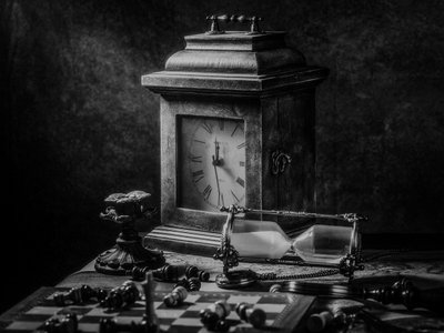 Antike Uhr, Sanduhr, Schach von Yu Zijun