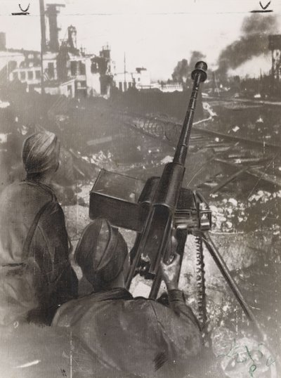 Zweiter Weltkrieg (1939-1945): zwei russische Panzerabwehrschützen verteidigen eine Fabrik in der Nähe einer Eisenbahnstrecke während der Schlacht von Stalingrad (Russland) im Jahr 1942 von Frederick (attr. to) Barnard