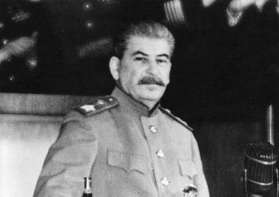 Joseph Stalin während einer Rede, in der er Japan als Aggressornation brandmarkt, Anfang 1945 von Frederick (attr. to) Barnard