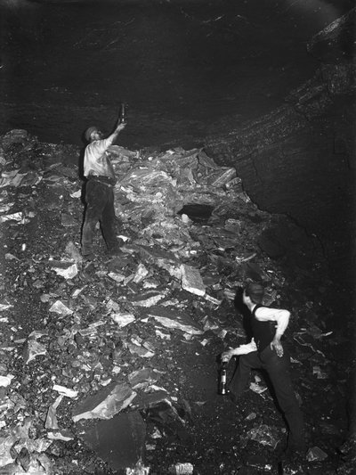 Bergbau, Kohle Gasprüfung in einem Minenschacht, Ramrod Hall Pit, Staffordshire, ca. 1890er Jahre von Frederick (attr. to) Barnard