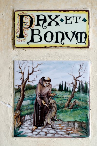 Pax et Bonum: Lateinisches Motto und Gruß, verbreitet unter Franziskanern und in der Katholizität. Monterosso al Mare. Italien. von . .