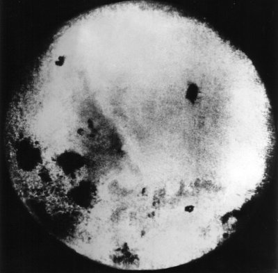 Fotografie der Rückseite des Mondes, aufgenommen und zur Erde übertragen von der sowjetischen Mondsonde Luna 3 von Frederick (attr. to) Barnard
