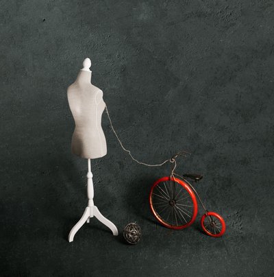 Schaufensterpuppe Rotes Fahrrad von chenyi wang