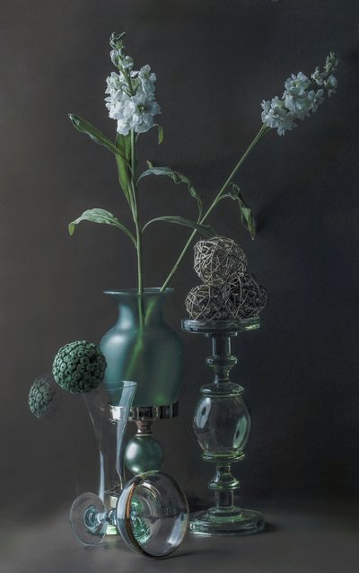 Elegantes Grünes Glas Stillleben von jlloydphoto