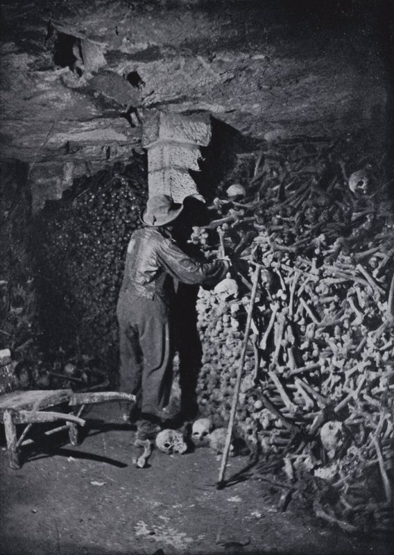 In den Katakomben von Paris von Nadar