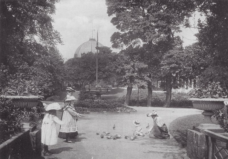 Tauben füttern, Buxton von (after) English photographer