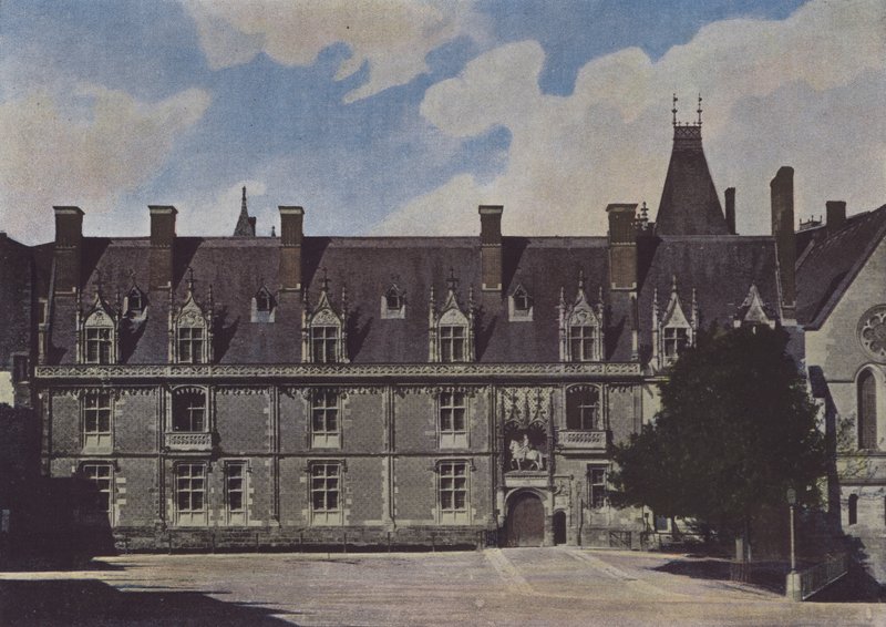 Chateau de Blois, Facade sur la cour von (after) French Photographer