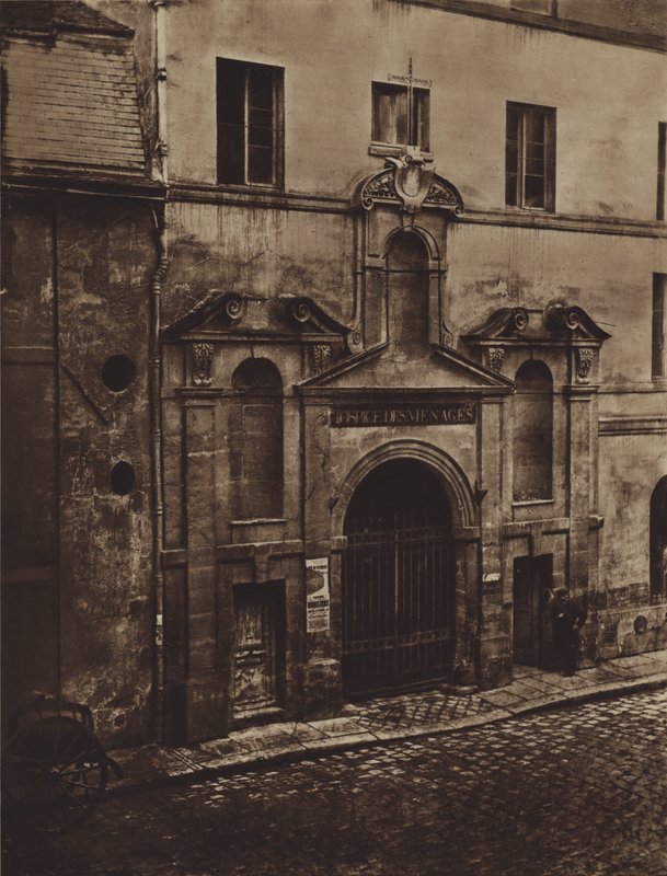 Eingang zum Hospiz der Haushalte, Rue de Sevres im Jahr 1868 (s/w Foto) von (after) French Photographer