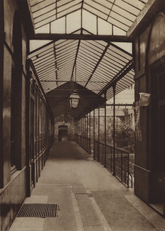 Der alte Durchgang der Oper von der Rue Le Peletier von (after) French Photographer