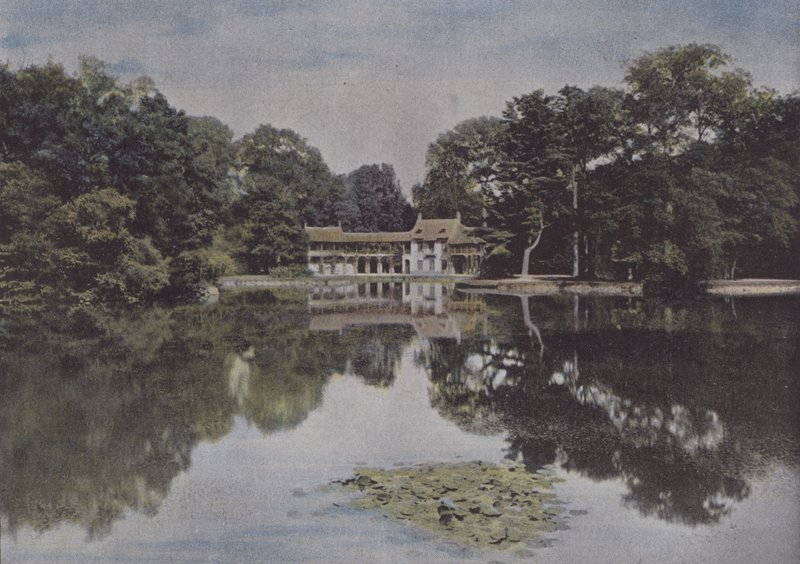 Le Petit Trianon, Blick auf das Dorf und den See von (after) French Photographer