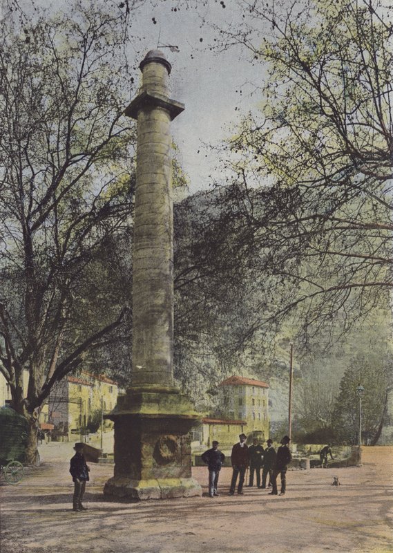 Denkmal von Laure und Petrarca (Farbfoto) von (after) French Photographer