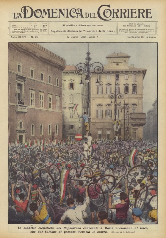 Die Radkuriere des Dopolavoro in Rom jubeln dem Duce zu, der vom Balkon... von Achille Beltrame