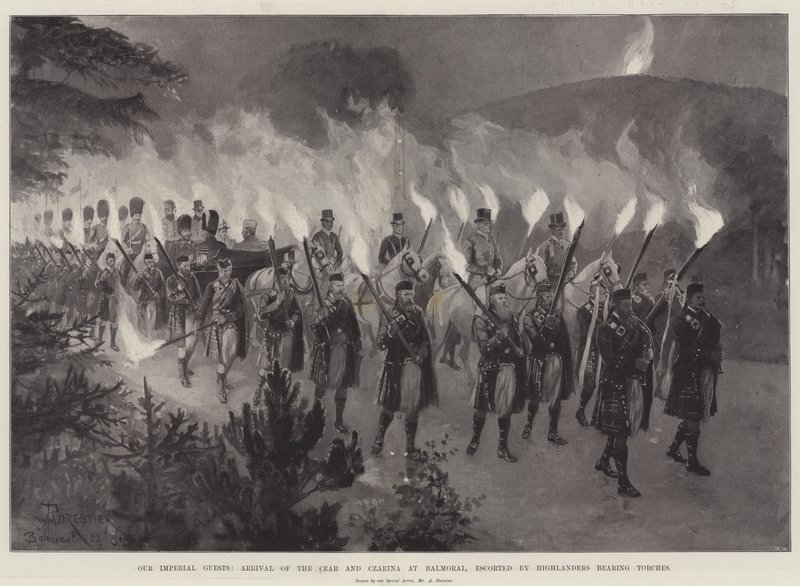 Unsere kaiserlichen Gäste, Ankunft des Zaren und der Zarin in Balmoral, eskortiert von Highlandern mit Fackeln von Amedee Forestier
