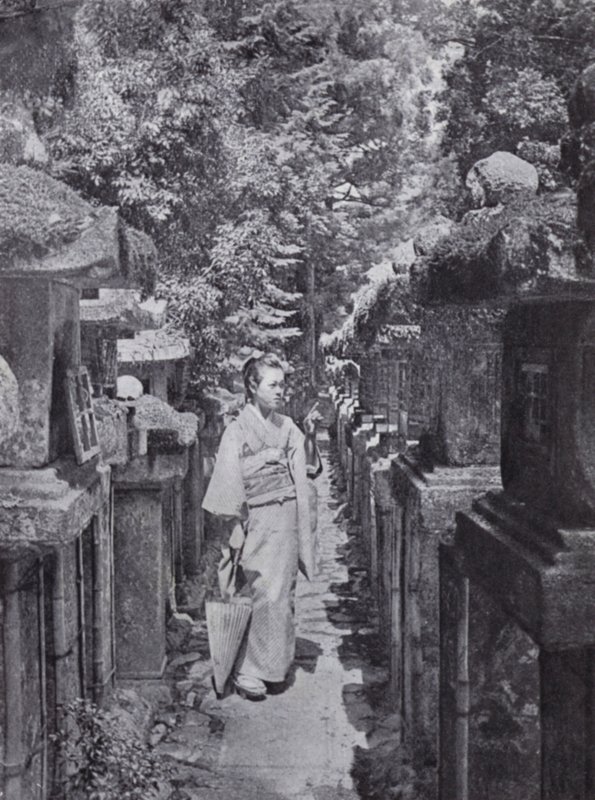 Eine fromme Verehrerin zählt die Steinlaternen in Kasuga von American Photographer (after)