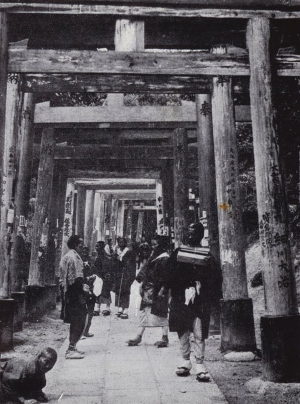 Ein Zugang zum Shinto-Tempel von Inari (s/w Foto) von American Photographer (after)