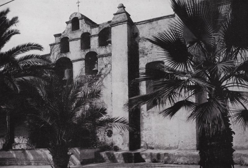 Kalifornien: Glocken der Mission San Gabriel, gegründet 1771, an den Hängen der mit Mohnblumen bedeckten Hügel in der Nähe von Pasadena von American Photographer (after)