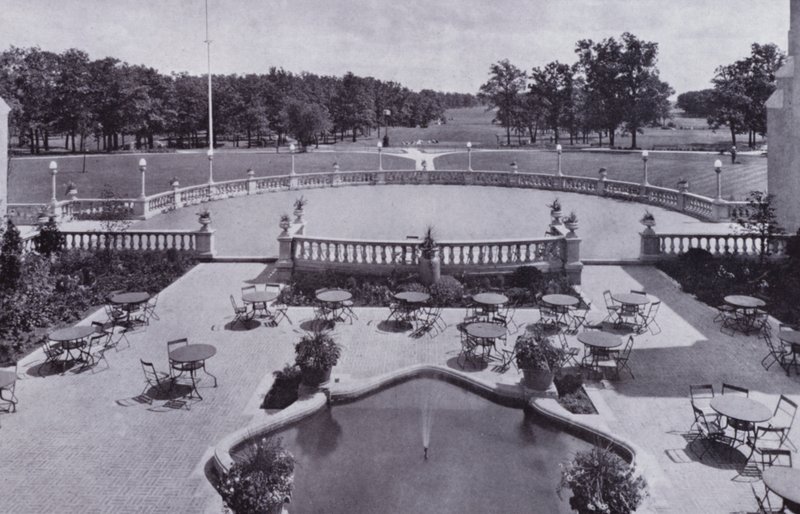 Chicago: Garden Court, Olympia Fields Golf Club (s/w Foto) von American Photographer (after)