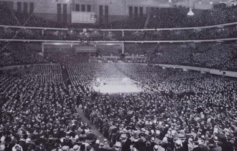 Chicago: Innenansicht des Chicago Stadiums während einer Boxausstellung (s/w Foto) von American Photographer (after)