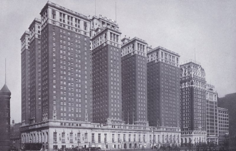 Chicago: Das Stevens Hotel, mit dem Blackstone Hotel rechts von American Photographer (after)