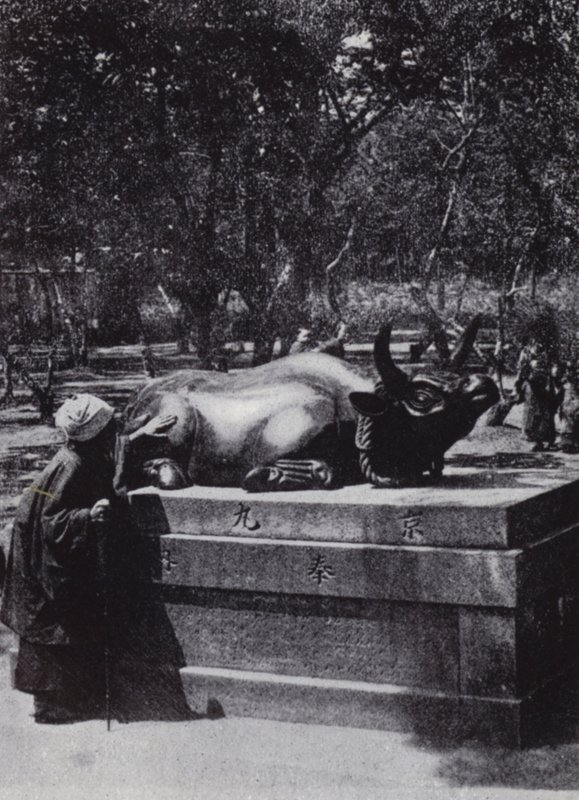 Andächtige Frau streichelt einen bronzenen Stier (s/w Foto) von American Photographer (after)