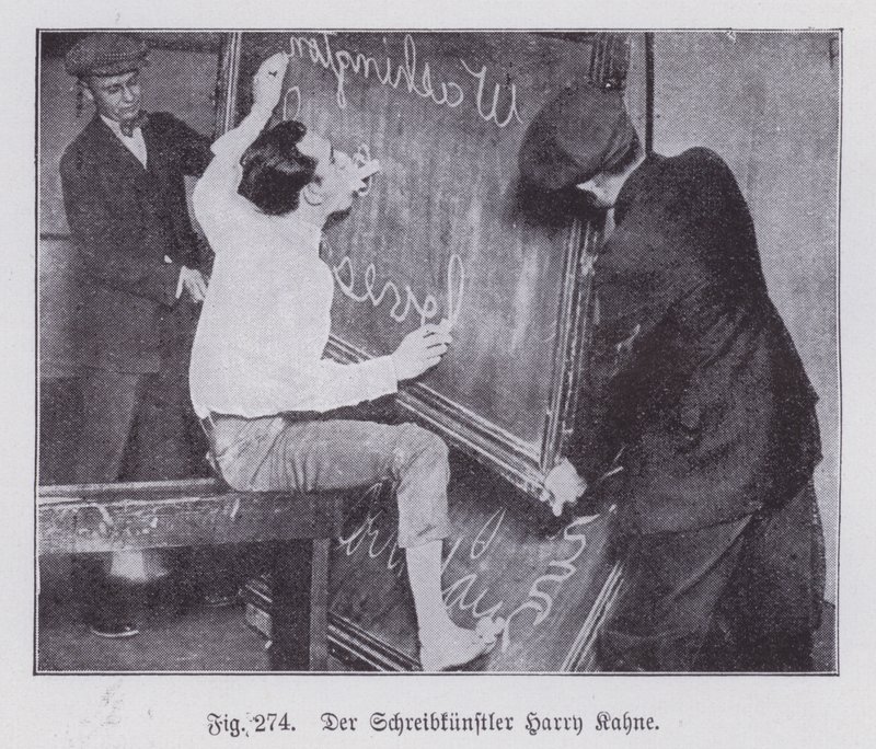 Harry Kahne, amerikanischer Mann, der gleichzeitig mit beiden Händen, beiden Füßen und seinem Mund schreiben kann (s/w Foto) von American Photographer (after)