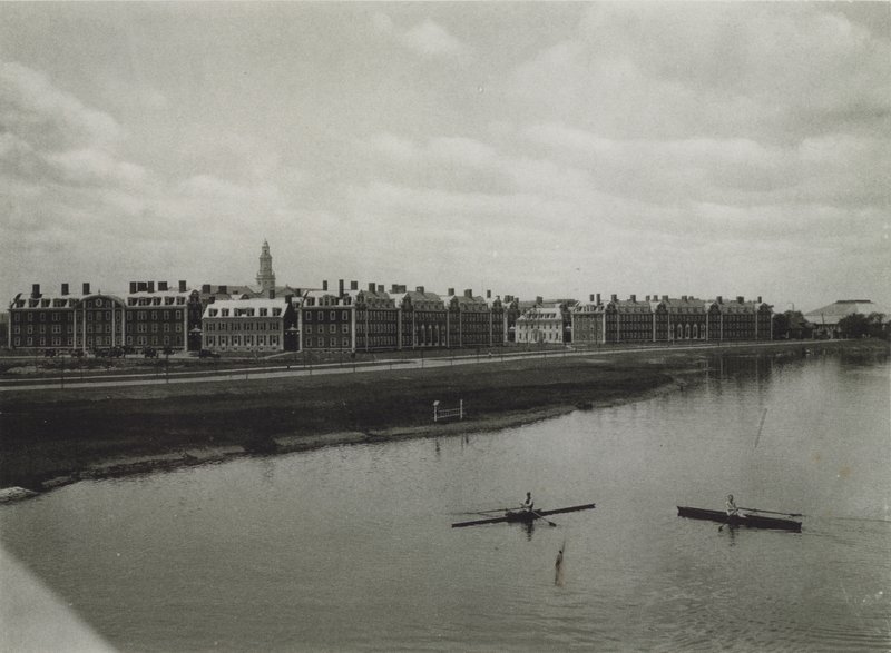 Harvard University: Graduate School of Business Administration vom Charles River von American Photographer (after)
