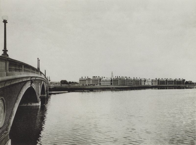 Harvard University: John W Weeks Bridge und Graduate School of Business Administration von American Photographer (after)