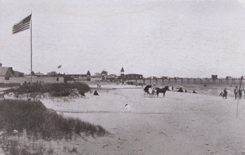 Old Orchard Beach, Maine: Strandszene (s/w Foto) von American Photographer (after)