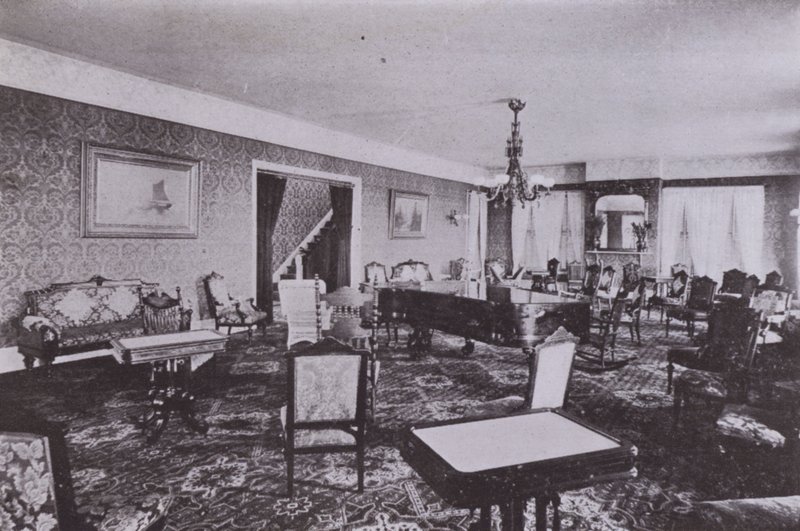 Old Orchard House, Maine: Salon (s/w Foto) von American Photographer (after)