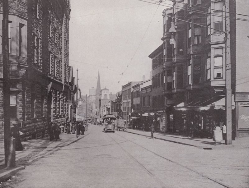 Providence, Rhode Island: Westminster Street East von der Kathedrale (Schwarz-Weiß-Foto) von American Photographer (after)