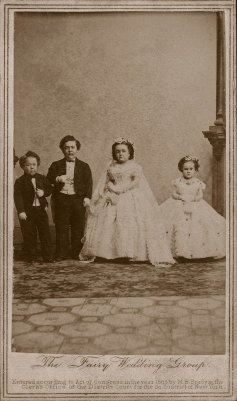 Hochzeitsfoto von Charles Sherwood Stratton, amerikanischer Entertainer bekannt als General Tom Thumb, und seiner Frau Lavinia Warren von American Photographer (after)