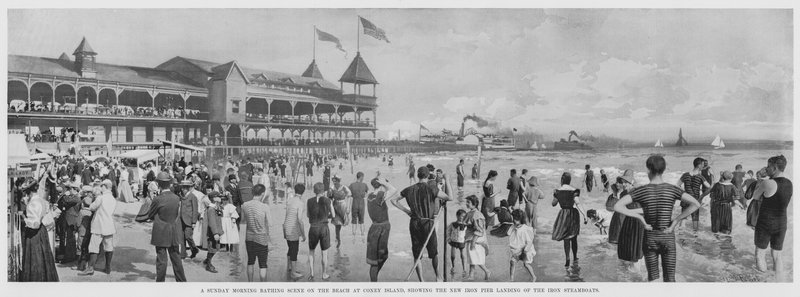 Eine Sonntagmorgen-Badeszene am Strand von Coney Island, zeigt die neue Eisenpier-Landung der Eisen-Dampfschiffe von American Photographer