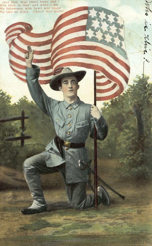 Amerikanischer Soldat hält die Stars and Stripes von American School