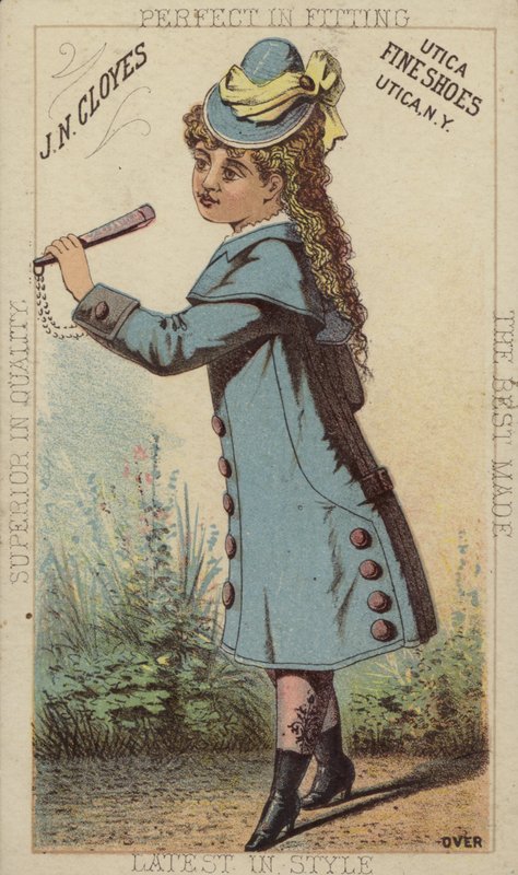 Mädchen im blauen Mantel und Stiefeln von American School