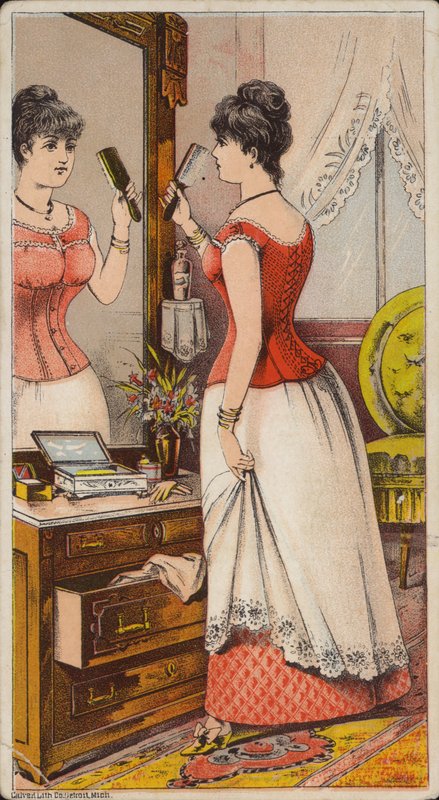 Dame schaut in Spiegel in Unterwäsche von American School