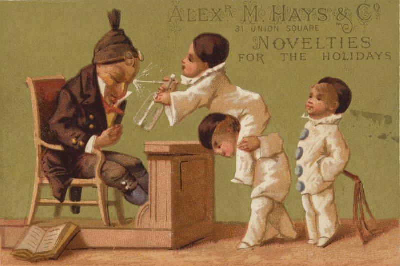 Drei kleine Jungen spritzen Wasser von American School