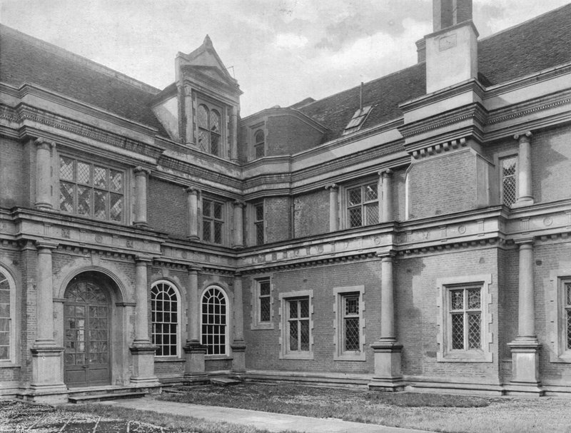 Südwest-Ecke im Innenhof von Charles Latham
