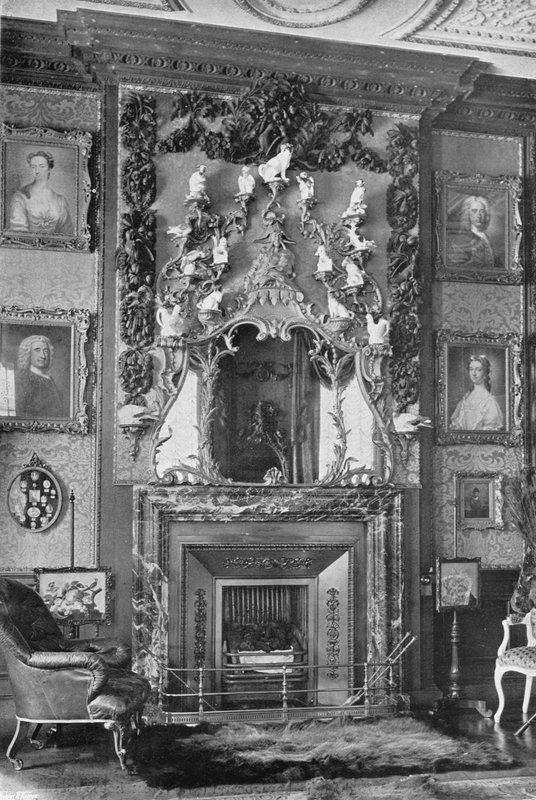 Der Kamin im quadratischen Salon von Charles Latham