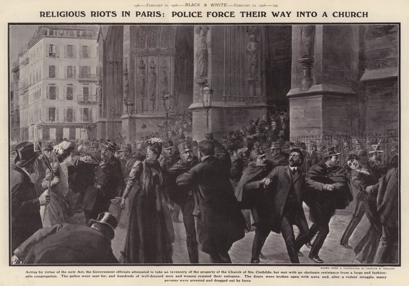 Polizei dringt während Unruhen in eine Kirche in Paris ein, um gegen die Inventarisierung französischer Kirchen durch die französische Regierung im Rahmen ihrer Politik der Trennung von Kirche und Staat zu protestieren von Charles Mills (after) Sheldon