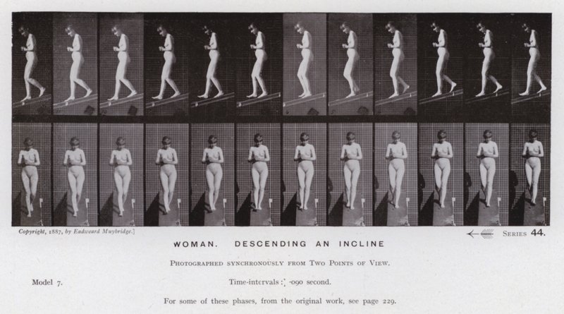 Die menschliche Figur in Bewegung: Frau, die eine Schräge hinuntergeht von Eadweard Muybridge