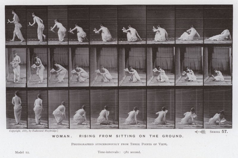 Die menschliche Figur in Bewegung: Frau, die vom Boden aufsteht von Eadweard Muybridge
