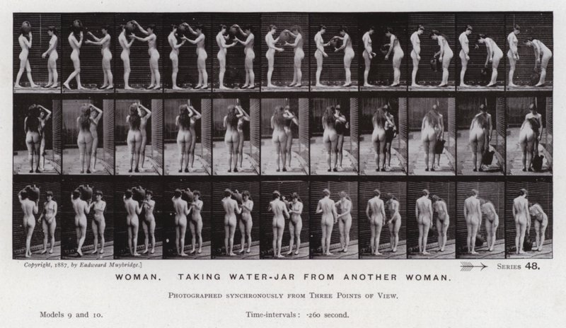 Die menschliche Figur in Bewegung: Frau, die einen Wasserkrug von einer anderen Frau nimmt von Eadweard Muybridge