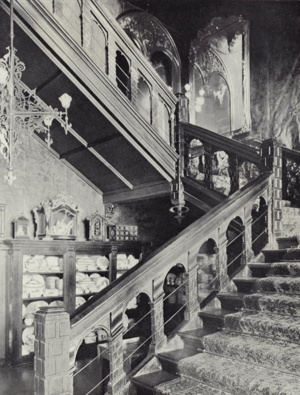 Kensington, Holland House, Haupttreppe, ca. 1607 von English Photographer