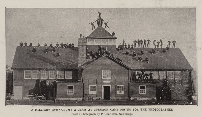 Ein Militärturnsaal, eine Klasse im Curragh Camp posiert für den Fotografen von English Photographer