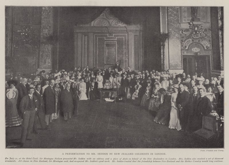 Eine Präsentation an Mr. Seddon von neuseeländischen Kolonisten in London von English Photographer