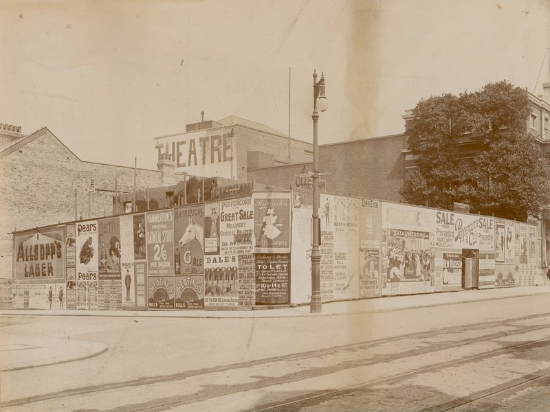 Werbung an der Ecke von Latchmere Road und Lavender Hill, Wandsworth, London von English Photographer